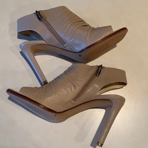 Vince Camuto Shoes - HOST PICK🎈🎉👏🏻🎊 NWOT Vince Camuto Slingback Heels, size 8.5
